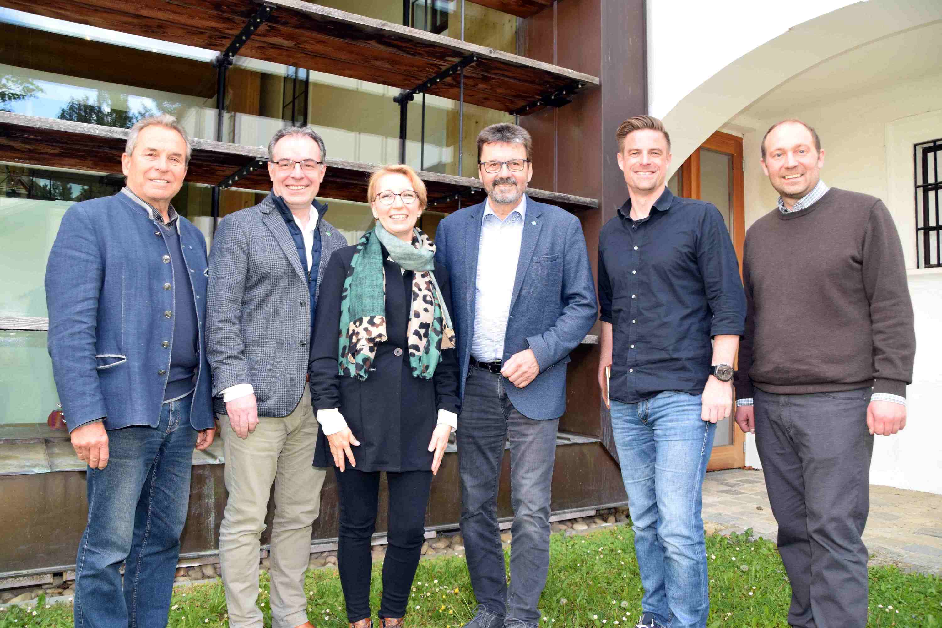 StR Martin Seidl, Geschäftsführer Tom Bauer, Martina Schweitzer, Bgm. Gerhard Lentschig, Architekt Reinhard Litschauer und Hans-Peter Trimmel bei der Besichtigung des Museums Horn. Foto: Gabriele Hohenegger 